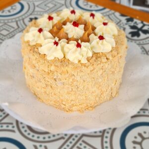 TORTA AMOR: HOJARASCA MANJAR, PASTELERA, FRAMBUESAS, CHANTILLY