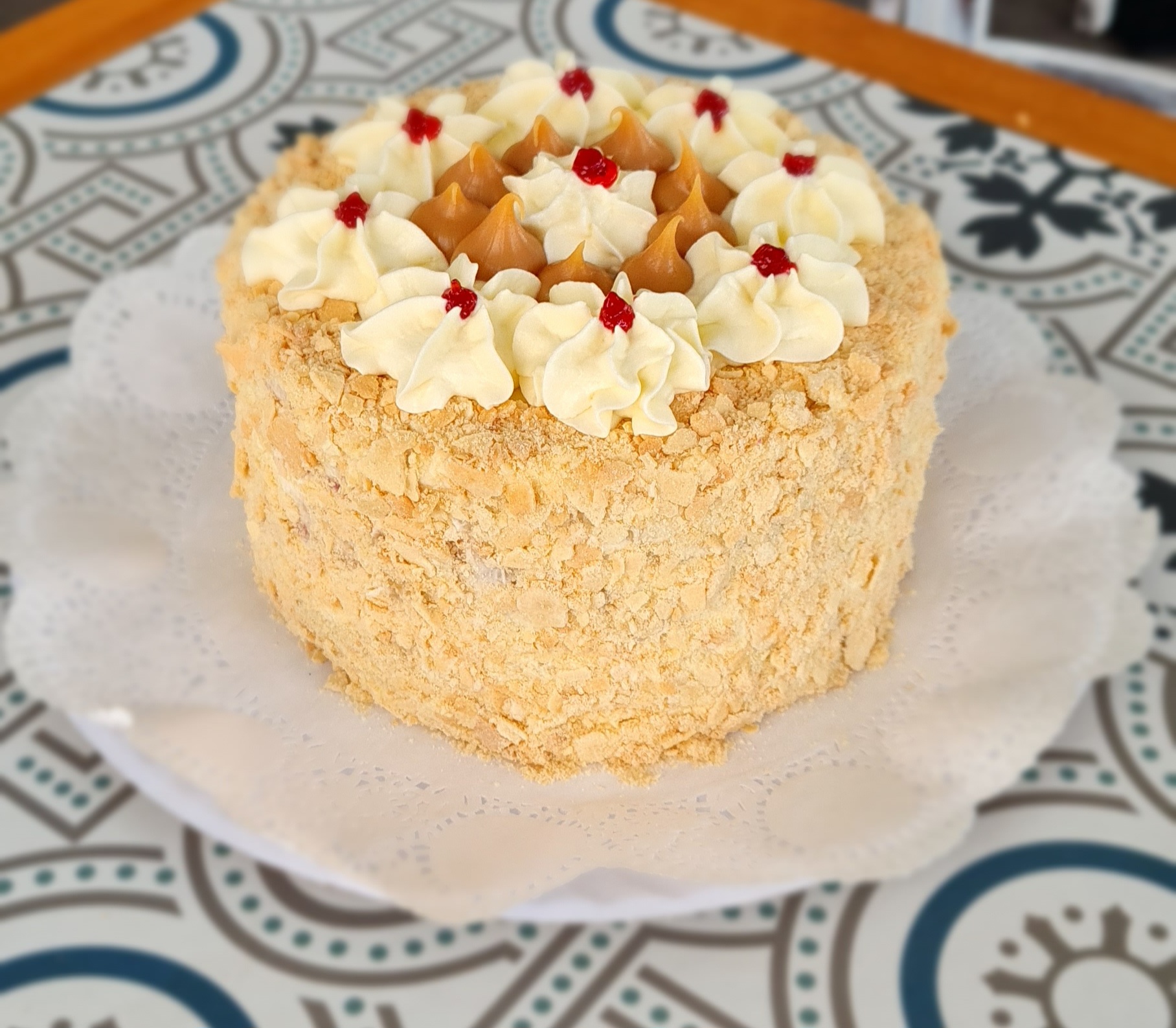 TORTA AMOR: HOJARASCA MANJAR, PASTELERA, FRAMBUESAS, CHANTILLY