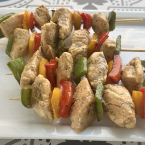 BROCHETA DE POLLO Y VARIEDAD DE PIMIENTOS