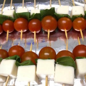 BROCHETA DE QUESO CABRA, TOMATES CHERRY Y ALBAHACA