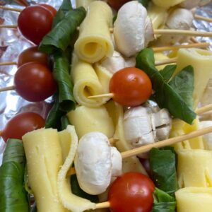 Brochetas Frías queso, cherry, albaca, champiñon